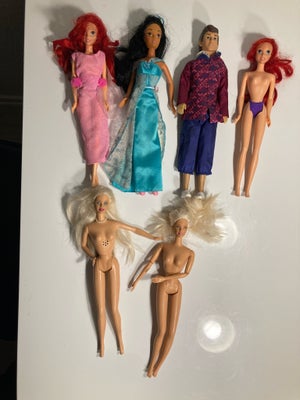 Barbie, 6 dukker sælges.
De 2 nederste: den ene kan spille en lyd og den anden bevæge armene ved at 