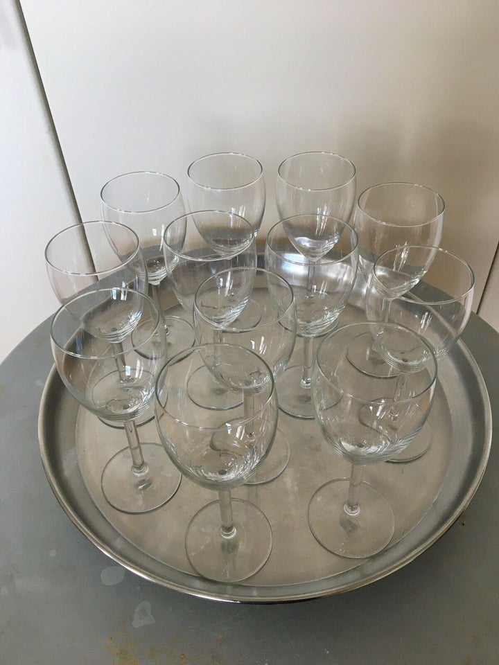 Glas, 4 cognac glas og karaffel, og 4 rødvinsglas på sort fod