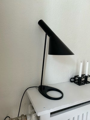 Arne Jacobsen, Aj lampe, skrivebordslampe, Flot og klassisk Aj næbbet i sort. 

Den har enkelte brug