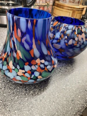 Vase, Vase, 2 gamle mindre multifarvede vaser
Ingen skader