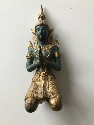 Skulptur, Grøn Buddah med guld. Formentlig bronze. Han har et lille hul på knæet - se sidste billede