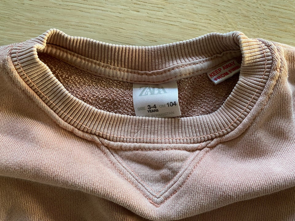 Sweatshirt, rund hals med V-detalje, Zara