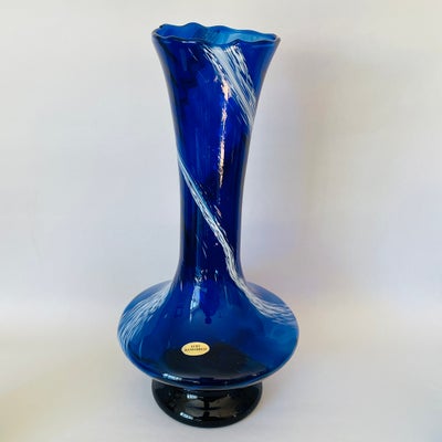 Glas, Vase, Made in Germany, Tysk vase i blåt glas med hvid dekoration, fra 1980´erne. Mærket "Echt 