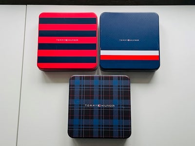 Dåser, Tommy Hilfiger, 3 flotte metalæsker fra Tommy Hilfiger.
Måler 18,5 x 18,5 x4,2 cm.
Pris pr. s