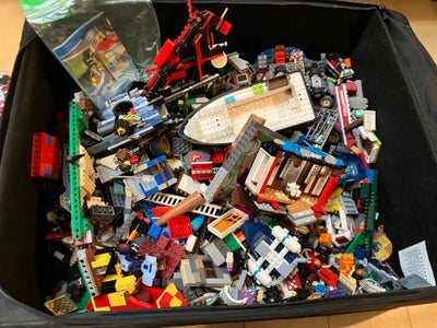 Lego andet, Stor kasse med blandet Lego. 
Nyere Lego fra dreng 
Lidt af hvert
Div. vejledninger og p