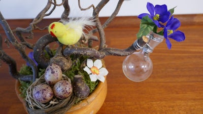 Påskedekoration, Forårsdekoration, Dekoration: Glasvaser m / Blomster, Kyllinger, Æg.
De forskellige