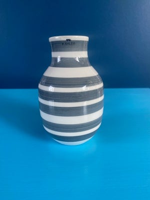 Porcelæn, vase, Kähler, Flot Kähler omaggio vase med grå striber. 

Højde: 12,5 cm