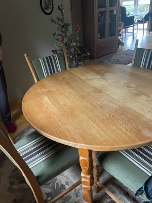 Spisebord, Syret eg, Massivt syret eg, Ø 110 cm. Højde 74 cm, incl en tillægsplade, ligeledes massiv