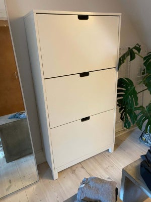 Skoskab, IKEA, b: 79 d: 29 h: 148, Smukt og stilrent skoskab fra Ikea 

Står uden større brugstegn, 