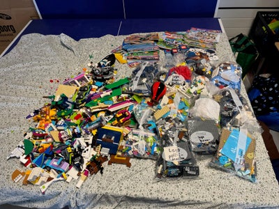 Lego Friends, Masser af LEGO Friends og lidt andet

I poserne ude til  højre er der mere eller mindr