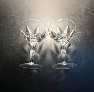 Glas, Champagne skåle i krystal. Vintage., H: 11 cm. Ø: 7,5 cm, Smukke og fejlfrie.
Sælges pr styk
