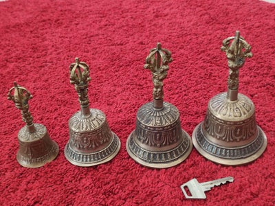 Andre samleobjekter, Klokke, Tibetanske bedeklokker 4 stk.
1 - 16 cm høj - 9 cm diameter
2 - 15 cm h