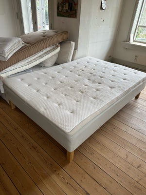 Dobbeltseng, Ikea, b: 160 l: 200, Ikea seng til salg. Plet på madras som fremgår af billede. Afhente