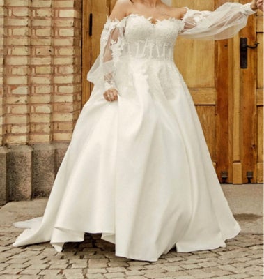 Brudekjole, str. 40, Næsten som ny, Jeg sælger min smukke brudekjole som er købt i butik KARRiZMA, å