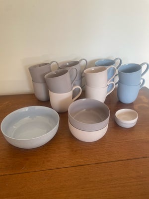 Keramik, Kopper, skåle, Sæt med 12 kopper (3 lyserøde, 4 blå, 5 lilla) og små skåle, der passer til.