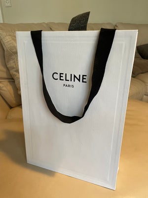 Anden håndtaske, Celine, andet materiale, Pose, Celine

dim.25x35x11cm
Ubrugt