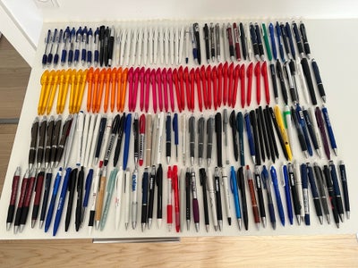 215 kuglepenne, Ca 215 kuglepenne (ikke alle kuglepenne er på billedet, da der er kommet flere til e