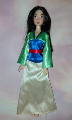 Barbie, Disney Mulan dukke, Hun er i brugt ren stand. 

Tjek også mine andre annoncer. Mange dukker 