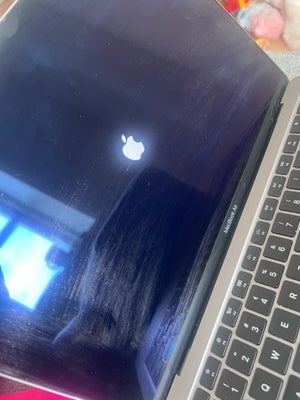 MacBook Air, 13 /2020 , 8 GB ram, 250 GB harddisk, Perfekt, Jeg sælger min computer da jeg ikke rigt
