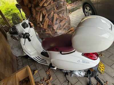 Vespa, Primavera, 50 ccm, 2017, 3939 km, Perlemor hvid, m.afgift, Flot klassisk Vespa sælges gennemt