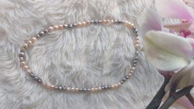 Halskæde, perler, Ferskvands perlekæde, Enkelt og smuk ferskvands perlekæde. 45 cm
Se fotos 
(L)