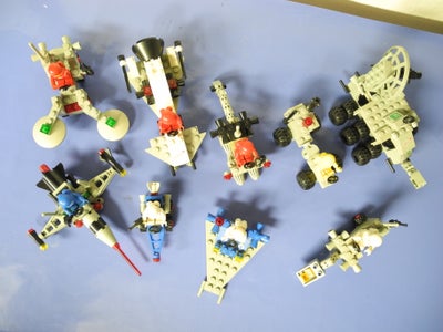 Lego andet, Månebiler, 9 små månebiler eller køretøjer. 
Lego fra før år 2000. Samlevejledning medfø