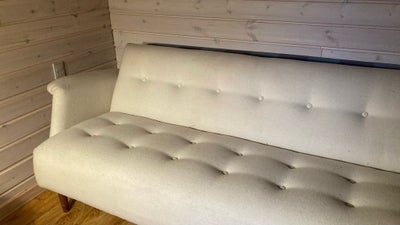 Futon, Lico, b: 90 l: 186, Super smuk og elegant sofa i cremehvid med knapper. Kan foldes ud til en 