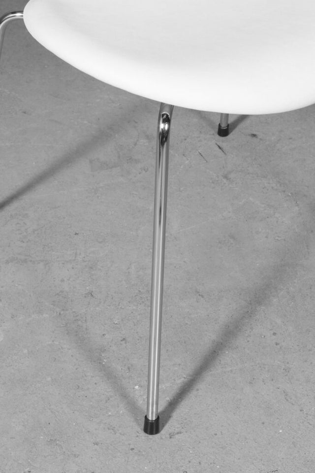 Arne Jacobsen model 3107 Stolen er nypolstret.