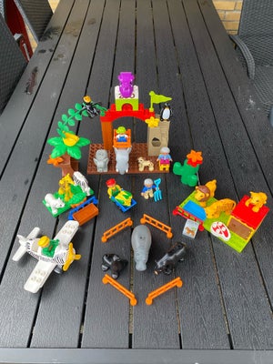 Lego Duplo, Zoo: 19 dyr/figurer, Inkl. Zoo personale og zoo flyver. I fin stand.
Sender gerne. Fra h