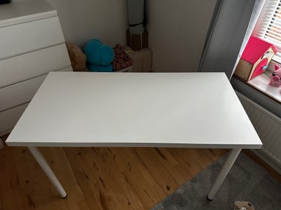 Skrivebord, Ikea, Fremstår helt nyt undtaget lille ridse som ses på billede, hvor der er zoomet ind.