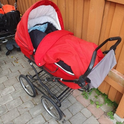 Barnevogn, Odder, liggemål (cm): 97, Rød barnevogn i fin stand. Kører godt.  Alle dele er nyvaskede 