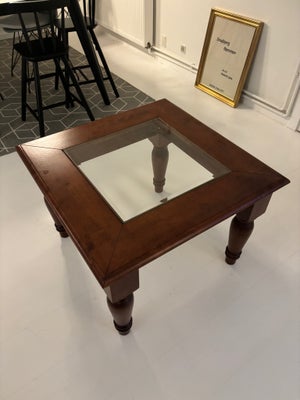 Glasbord, Ukendt, b: 70 l: 70 h: 50, Ældre antik bord, som har været brugt til pynt i et gæsteværels