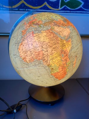 Globus, Fin ældre globus med lys og træ fod D: 25 cm. Globen er lavet af glas og har en defekt se fo