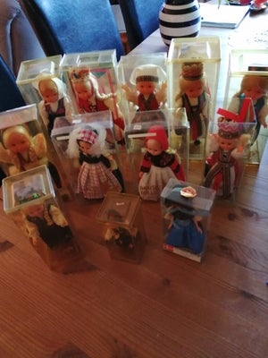 Dukker, national dukker, 14 national dukker i æsker danske og norske har kun stået til pynt sælges s