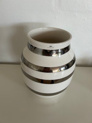 Keramik, Vase, Kähler Omaggio vase med sølvstriber. Højde 20 cm. Hel og fin stand.
Se evt også vase 