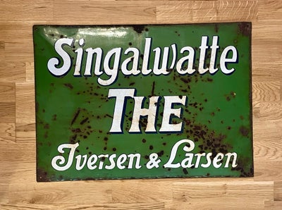 Skilte, Emaljeskilt, Original reklame i emalje for Singalwatte Tee. Måler 73 x 53 cm