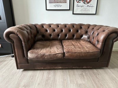 Sofa, læder, Ukendt, Chesterfield sofa i brunt læder. Meget patina, men solid og uden skader i læder