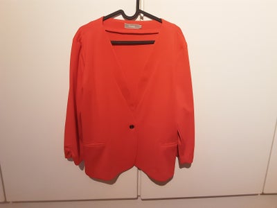 Blazer, str. XL, Fransa, En super flot blazer i en smuk rød farve i str. XL/ 44.
Materiale er 83% Po