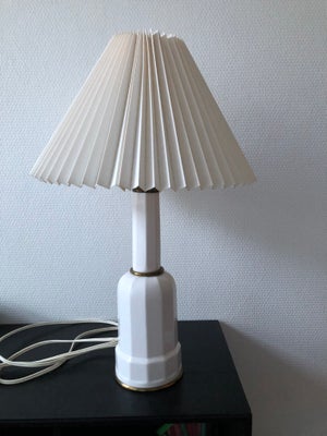 Anden bordlampe, Heiberg lampe, Lampe og skærm.
Højde plus fatning, men uden skærm 37 cm.
Højde med 