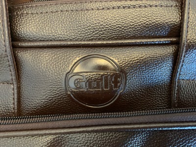 Computertaske, Gulf, Gulf PC taske 40 x 33 x 10 cm. Mørkebrun imiteret læder (kunstlæder) Regnafvise