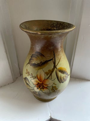 Vase, Vintage / Retro, Smuk vintage vase med blomstermotiv. Et enkelt slag øverst ved kanten. 15 cm 