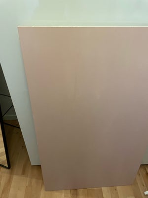 Bordplade, Ikea, Bordplade malet lyserød
Længde 125,5. Bredde 75
Tykkelse 2 cm.
Der er huller til ge