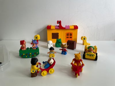 Lego Duplo, Børnehave med legeplads. Børnene leger. To små piger vipper, og en anden lille pige køre