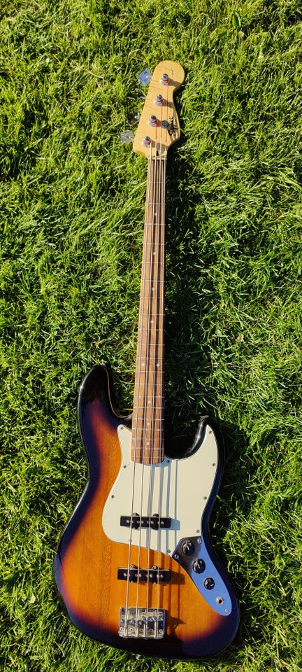 Elbas, Fender Squire Jazz bas