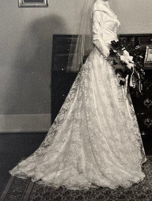 Brudekjole, str. 35, Silke og blonde, Næsten som ny, Vintage brudekjole fra 1953 med slæb. Skrædders