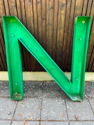 Bogstav fra facadeskilt, Retro. 3 skilte-bogstaver: N, N og et R. 97 cm høje. Har siddet på facade u