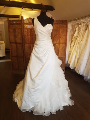 Brudekjole, White One, str. 38, Satin og organza, Ubrugt, Smuk Ivory A-line brudekjole i satin med a