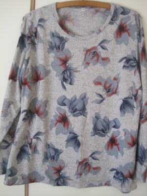 Bluse, grå med mønster, str. 46, fin grå strik bluse med flotte blomster.
brystmål: 118 cm + god str
