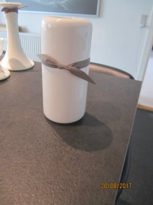 Vase, vase, ase

15 cm
Sender mest med gls. op til 1 kg forsikret for 43 kr.
Porto udregnes endeligt