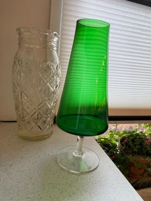Vase, Glas vase, Grøn glasvase 
26 cm høj 
5.5 cm i Ø

Den anden lille vase er også til salg 
Begge 